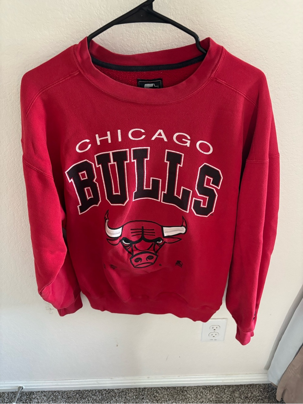 VINTAGE STARTER Red Chicago Bulls Crewneck Sweatshirt